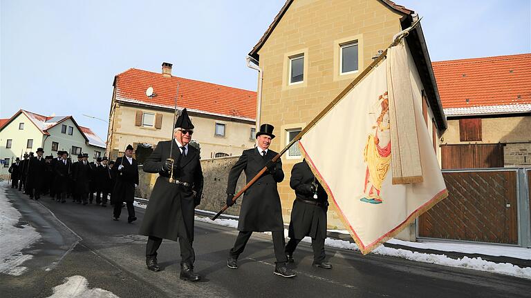 Mit der Fahne des Heiligen Sebastian, getragen von Fähnrich Peter Jäger, zog die Bürgerwehr in den Morgenstunden zusammen mit der Steigerwaldkapelle und Fahnenabordnungen der Vereine durch den Winzerort.