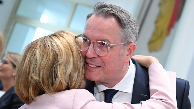 Sondersitzung Landtag Rheinland-Pfalz - Die scheidende Ministerpräsidentin Malu Dreyer und ihr Nachfolger Alexander Schweitzer (beide SPD) umarmen sich zu Beginn der Sondersitzung des Landtags von Rheinland-Pfalz. Sondersitzung Landtag Rheinland-Pfalz - Die scheidende Ministerpräsidentin Malu Dreyer und ihr Nachfolger Alexander Schweitzer (beide SPD) umarmen sich zu Beginn der Sondersitzung des Landtags von Rheinland-Pfalz.