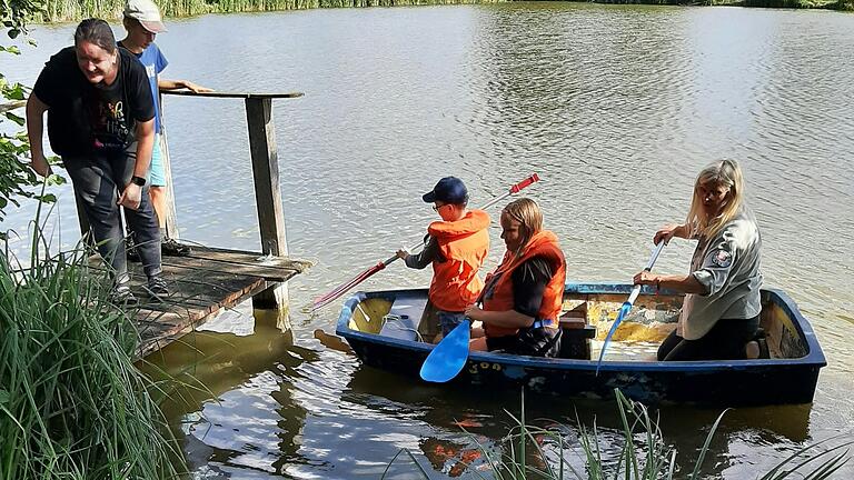 Mit einem kleinen Boot ruderten die Kinder im Rahmen des Ferienprogramms auf dem See. Mit einem kleinen Boot ruderten die Kinder im Rahmen des Ferienprogramms auf dem See.