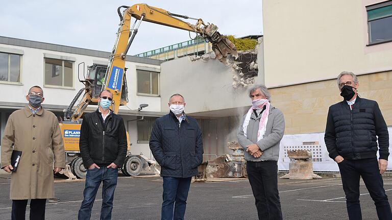 Ortstermin am einstigen Telekom-Gebäude: Als erstes wurde der Verbindungstrakt zur Post abgerissen. Im Bild (von links) Diplom-Ingenieur Peter Glatt (Tragwerksplanung), Alexander Fadeev (Projektleiter Landratsamt), Landrat Thomas Bold, Architekt Christian Teichmann und Diplom-Ingenieur Oliver Hüfner (Technik, Heizung, Sanitär).