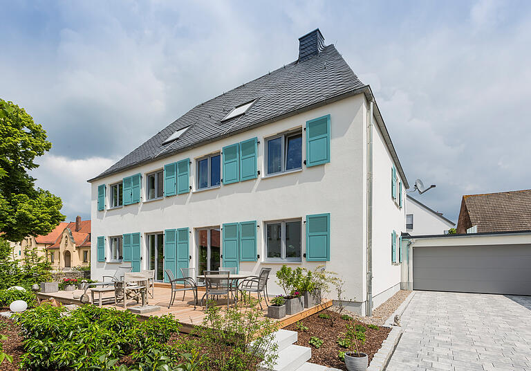 Gleichmäßige Fensteröffnungen mit Läden als Akzente prägen dieses Haus in Grafenrheinfeld. Gleichmäßige Fensteröffnungen mit Läden als Akzente prägen dieses Haus in Grafenrheinfeld.