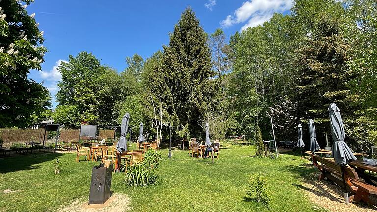 Der große Garten im neuen Breitbrunner Biergarten bietet Platz für 120 Gäste.