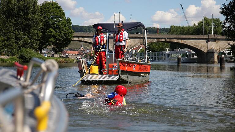 Rettung einer ertrunkenen Person: Mit einer Schauübung führten die Wasserretter die Gäste der Jubiläumsfeier durch einen Wasserrettungseinsatz. Rettung einer ertrunkenen Person: Mit einer Schauübung führten die Wasserretter die Gäste der Jubiläumsfeier durch einen Wasserrettungseinsatz.