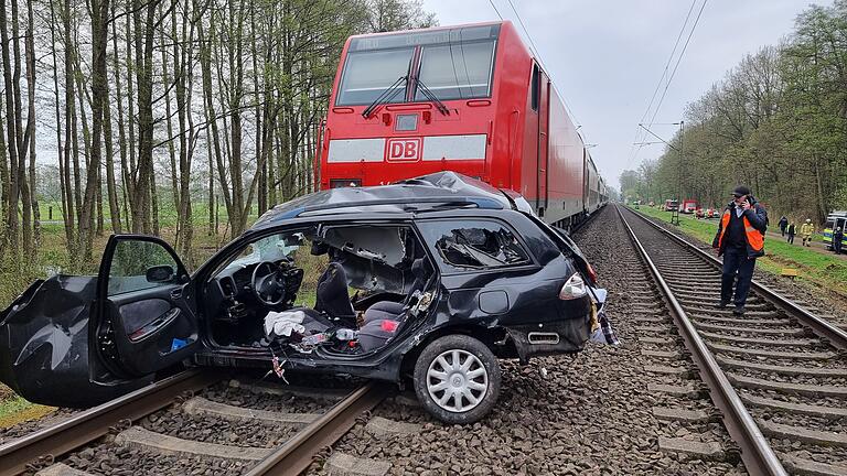 Unfall Bahübergang Hannover.jpeg       -  An einem Bahnübergang nahe Hannover hat ein Zug ein Auto erfasst.