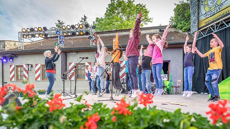 Insgesamt 160 Kinder und Jugendliche treten am Mittwoch beim Festspiel-Aperitif auf der großen Festspielbühne der Frankenfestspiele in Röttingen auf. Dafür hat zum Beispiel die Grundschule Creglingen neben dem Gesang auch eine Tanzchoreografie vorbereitet.