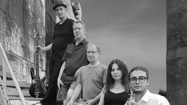 'Gökyildiz Projekt' sind (von links) : Martin Jansen (Bass), Thomas Fendrich (Keyboards, Percussion), Uwe Groß (Schlagzeug), Gülcan Gökyıldız (Vocals) und Hesamodin Asgari (Gitarre, Saxophon). 'Gökyildiz Projekt' sind (von links) : Martin Jansen (Bass), Thomas Fendrich (Keyboards, Percussion), Uwe Groß (Schlagzeug), Gülcan Gökyıldız (Vocals) und Hesamodin Asgari (Gitarre, Saxophon).