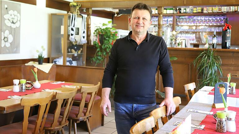Entmont Christaki schließt demnächst sein griechisches Restaurant Athen in Niederwerrn. Zum Juni übernimmt er das Sportheim des SV-DJK Unterspiesheim. Entmont Christaki schließt demnächst sein griechisches Restaurant Athen in Niederwerrn. Zum Juni übernimmt er das Sportheim des SV-DJK Unterspiesheim.