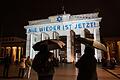 Antisemitismus       -  Der Schriftzug &bdquo;Nie wieder ist jetzt&rdquo; wird zum 85. Jahrestag der Pogromnacht an das Brandenburger Tor projiziert (Archivbild).