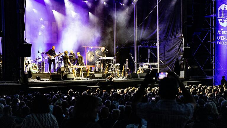 Das letzte Konzert der Rösler-Open-Air-Woche 2024 hatte es noch einmal so richtig in sich. Sechs erfahrene Musiker ließen es rocken und rissen die Leute von den Stühlen. Ein würdiger Abschluss für die diesjährige Konzertreihe.