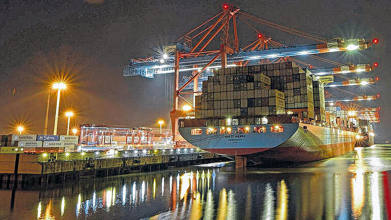 Deutsche Fracht für Übersee: Containerschiff beim Beladen im Hamburger Hafen.