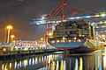 Deutsche Fracht für Übersee: Containerschiff beim Beladen im Hamburger Hafen.