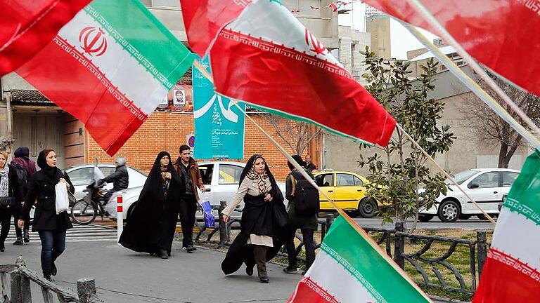 Iran to mark 36th anniversary of 1979 Islamic Revolution       -  Auf dem Weg zum Markt: Passanten in der iranischen Hauptstadt Teheran. Abedin taherkenareh, dpa