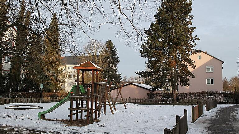 Der Spielplatz beim &bdquo;Rübezahlhaus&ldquo; am Fußweg zwischen der Julius-Echter-Straße und der Hermann-Löns-Straße wird nach dem Willen der Mehrheit im Stadtrat geschlossen. Das Grundstück soll als Bauland in den Verkauf kommen.