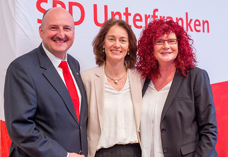 Die SPD-Spitzenkandidatin für die Europawahl, Katarina Barley (Mitte), zusammen mit der Europaabgeordneten Kerstin Westphal und dem SPD-Bezirksvorsitzenden Bernd Rützel beim Treffen in Würzburg.