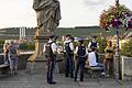 Die Zahlen der in Unterfranken geahndeten Verstöße gegen Corona-Auflagen variieren stark von Ort zu Ort. Unser Bild zeigt eine Kontrolle auf der Alten Mainbrücke in Würzburg.