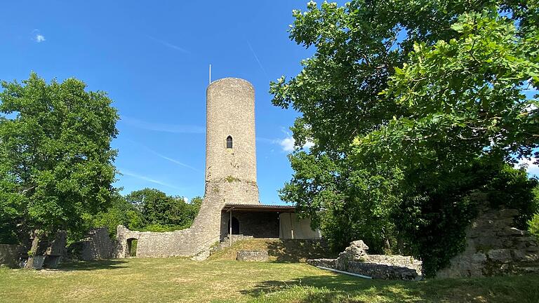 Blick auf den Bergfried der Reichelsburg in Baldersheim. Sie befindet sich oberhalb des Gollachtals.