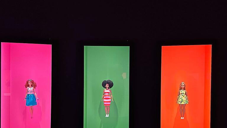 Barbie-Ausstellung im Londoner Design Museum - Die wechselnde Mode ist stets ein wichtiges Thema bei Barbie. Barbie-Ausstellung im Londoner Design Museum - Die wechselnde Mode ist stets ein wichtiges Thema bei Barbie.