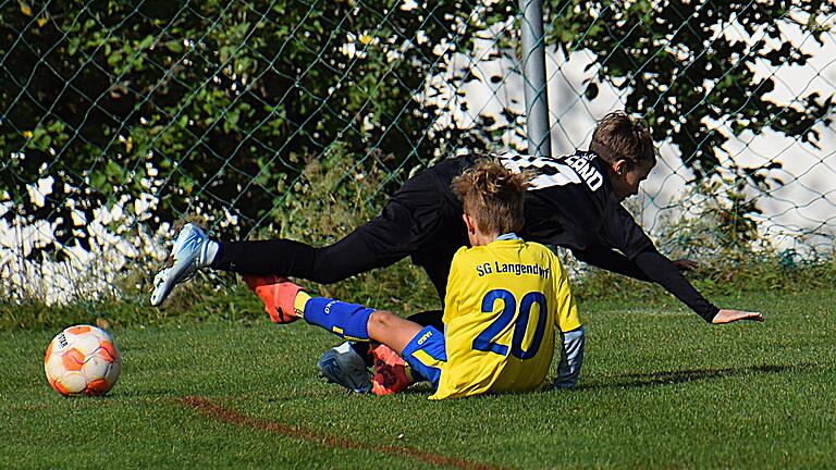 Impressionen vom Spieltag - Mit zwei Siegen aus zwei Spielen ist die U13 der SG Langendorf erfolgreich ein die Bezirksoberligasaison gestartet. Beim 3:1-Heimsieg gegen Sand zeigt Kamil Grek (in Gelb) eine saubere Grätsche. Hartmann Impressionen vom Spieltag - Mit zwei Siegen aus zwei Spielen ist die U13 der SG Langendorf erfolgreich ein die Bezirksoberligasaison gestartet. Beim 3:1-Heimsieg gegen Sand zeigt Kamil Grek (in Gelb) eine saubere Grätsche. Hartmann