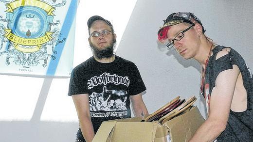 Gratis-Hilfe ist keine Beschäftigung: Das Amtsgericht hat Peter Pedersen (rechts) vom Vorwurf des Betruges freigesprochen. Gratis-Hilfe ist keine Beschäftigung: Das Amtsgericht hat Peter Pedersen (rechts) vom Vorwurf des Betruges freigesprochen.