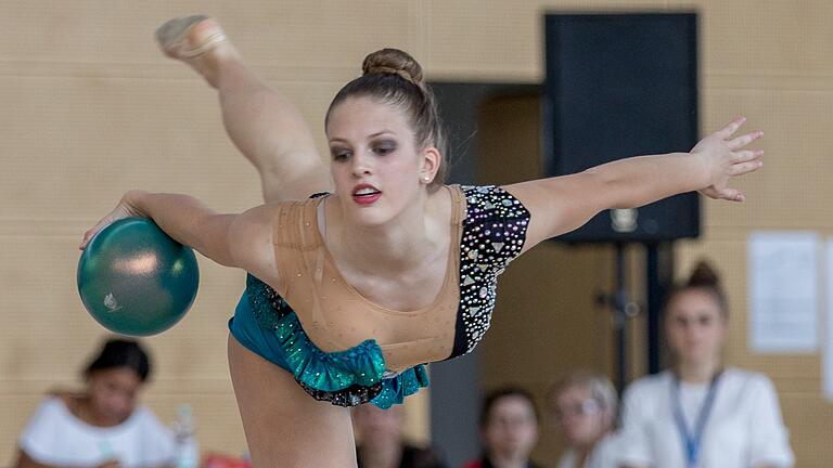 Gelenkigkeit, Artistik, Musik- und Gerätegefühl: Die Rhythmissche Sportgymnastik gehört zu den klassischen Disziplinen - und zu den schwierigsten. Gelenkigkeit, Artistik, Musik- und Gerätegefühl: Die Rhythmissche Sportgymnastik gehört zu den klassischen Disziplinen - und zu den schwierigsten.