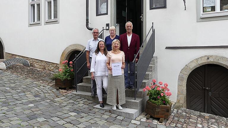Gästeehrung in der Tourist-Information in Ostheim. Auf dem Foto sind zu sehen (von links) Vorsitzende 'Tourismus und Marketing' Susanne Orf, Gitte Kaiser, Joachim Leyh, Vorsitzender VSO, Gastgeberin Christel Friedrich und Klaus Kaiser. Gästeehrung in der Tourist-Information in Ostheim. Auf dem Foto sind zu sehen (von links) Vorsitzende 'Tourismus und Marketing' Susanne Orf, Gitte Kaiser, Joachim Leyh, Vorsitzender VSO, Gastgeberin Christel Friedrich und Klaus Kaiser.