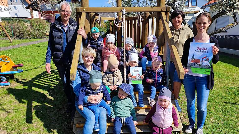 Die Kinderkrippe 'Ostheimer Storchennest' hat eine erste Spende im Wert von 1000 Euro schon vor der Veröffentlichung des Buches erhalten. Die Summe ist das übrig gebliebene Geld aus der Buchproduktion. Die Kinderkrippe 'Ostheimer Storchennest' hat eine erste Spende im Wert von 1000 Euro schon vor der Veröffentlichung des Buches erhalten. Die Summe ist das übrig gebliebene Geld aus der Buchproduktion.