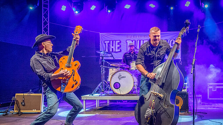 Rock am Mee – The Blueballs       -  Die Band „The Blueballs“ tritt am Samstag (10.09.22) vor knapp 30 Besuchern bei Rock am Mee im Landgasthof zur Mühle in Eibelstadt auf.
