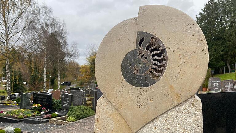 Ein Grabstein mit Ammonit auf dem Friedhof in Obersinn, gemacht von Reiner Hahn.