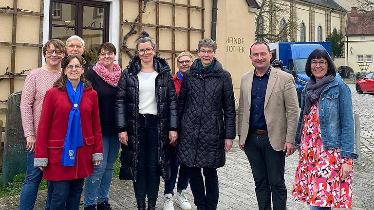 Besucher und Veranstalter des Aktionstages vor der Bibliothek, wo eine Flagge zum Equal Pay Day gehisst wurde (von links): Angelika Frei, Ulrike Then (Frauenbund), Dritter Bürgermeister Dr. Ludwig Weth, Silke Christ, Daniela Verne (Gemeinderätin), Theresia Riegler (Frauenbund), Gleichstellungsbeauftragte Edith Werner, Erster Bürgermeister Christian Keller, Bibliotheksleiterin Ivonne Floeder.
