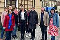 Besucher und Veranstalter des Aktionstages vor der Bibliothek, wo eine Flagge zum Equal Pay Day gehisst wurde (von links): Angelika Frei, Ulrike Then (Frauenbund), Dritter Bürgermeister Dr. Ludwig Weth, Silke Christ, Daniela Verne (Gemeinderätin), Theresia Riegler (Frauenbund), Gleichstellungsbeauftragte Edith Werner, Erster Bürgermeister Christian Keller, Bibliotheksleiterin Ivonne Floeder.