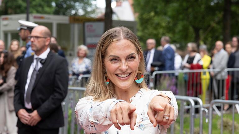 Sandy Mölling auf dem roten Teppich       -  Ab Freitag steht die Ex-No-Angels-Sängerin in dem Stück &bdquo;Wie im Himmel&rdquo; auf der Bühne. Sie verkörpert in dem Schauspiel eine Frau, die sich selbst das Singen nicht zutraut. (Archivbild)