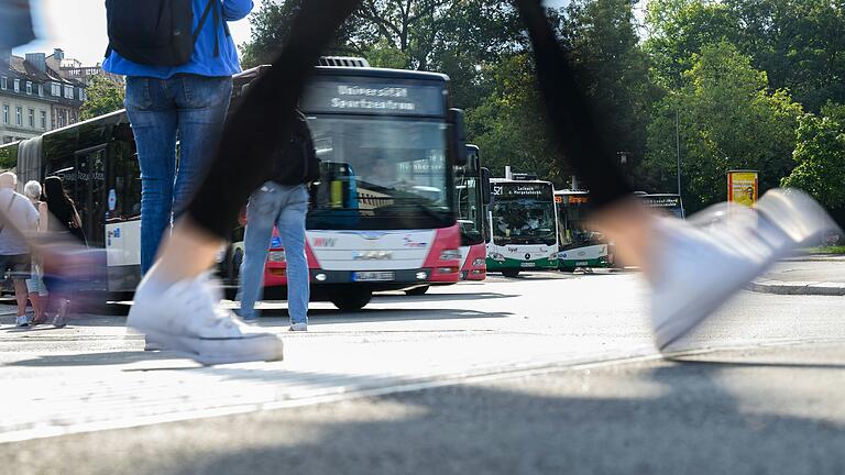 Mit einem einzigen Ticket in Bussen und Bahnen in der weiten Region unterwegs: Das wird ab 1. Januar 2025 möglich sein. Der Nahverkehrsverbund Mainfranken (NVM) kommt.&nbsp;&nbsp;