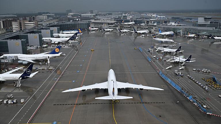 Drehkreuz Frankfurt am Main       -  Teile des europäischen Luftraums sind aufgrund des Kriegs in der Ukraine für zivile Flüge gesperrt (Archivbild).