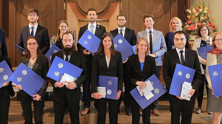 Die Preisträger der Promotionspreise der Unterfränkischen Gedenkjahrstiftung für Wissenschaft und der Universität Würzburg mit Unipräsident Alfred Forchel (links) und Regierungspräsident Eugen Ehmann (rechts).