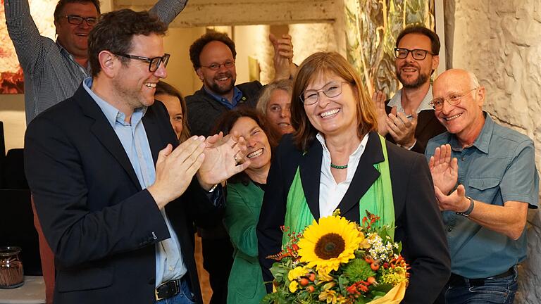 Jubel bei den Grünen: Karen Heußner soll bei der Kommunalwahl am 15. März 2020 den Wechsel im Landkreis Würzburg schaffen und Landrätin werden. Zusammen mit Martin Heilig (links), er will Würzburgs grüner Oberbürgermeister werden, soll es dann Verbesserungen im öffentlichen Personennahverkehr für Stadt und Landkreis Würzburg geben.&nbsp;&nbsp;