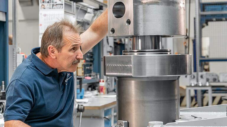 Solche Zylinder für Industriepressen stellt Bosch Rexroth zum Beispiel in Lohr her. Das Unternehmen hat jetzt mit einer Rieseninvestition in den Standort auf sich aufmerksam gemacht.&nbsp;