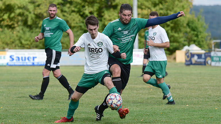 Andreas Vierheilig (rechts) und der TSV Ostheim gewannen das Derby gegen den FC Fladungen (links Jannik Weiss) verdient mit 3:1.