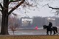 Fliegerbombe im Großen Dutzendteich gefunden       -  Zwei Reiter der Polizei sind nahe der Fundstelle einer Fliegerbombe in Nürnberg unterwegs.