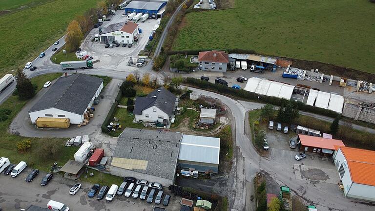 Das Gewerbegebiet in Heugrumbach: Auf der linken Seite befindet sich die Bundesstraße. Das Gewerbegebiet in Heugrumbach: Auf der linken Seite befindet sich die Bundesstraße.