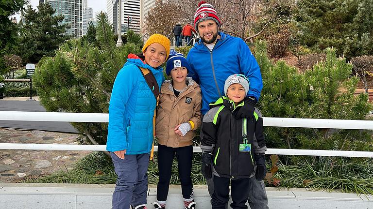 Ivy, Eliana, Markus und Hugo Wirsing (von links) beim Schlittschuhlaufen auf der Eis-Schleife im 'Maggie Daley Park' in Chicago. Ivy, Eliana, Markus und Hugo Wirsing (von links) beim Schlittschuhlaufen auf der Eis-Schleife im 'Maggie Daley Park' in Chicago.