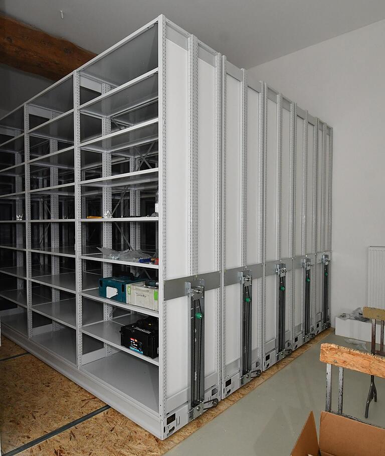 Insgesamt laufende 550 Meter Akten und Bücher passen ins Rollregal, das im neuen Ochsenfurter Stadtarchiv installiert wurde. Insgesamt laufende 550 Meter Akten und Bücher passen ins Rollregal, das im neuen Ochsenfurter Stadtarchiv installiert wurde. 
