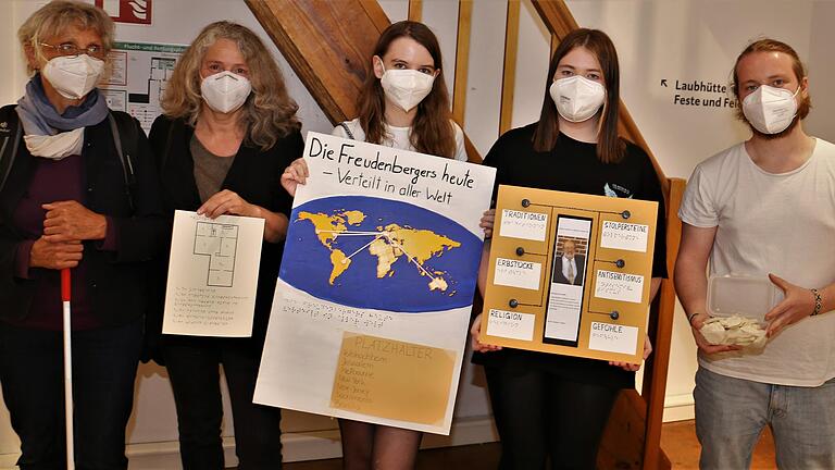 Die Studierenden Celine Segert, Ann-Marie Grohmann, Heiner Ullmann, Barbara Bergenthaler gingen auf Spurensuche der jüdischen Familie Freudenberger und erstellten eine taktile Weltkarte der in aller Welt verteilten Nachfahren. Auf dem Foto sind (von links) auch die Lehrerin des BFW im Ruhestand und Mitglied des Bayerischen Blinden- und Sehbehindertenbundes, Barbara Mergenthaler, und Veitshöchheims Behindertenbeauftragte Christina Feiler. Die Studierenden Celine Segert, Ann-Marie Grohmann, Heiner Ullmann, Barbara Bergenthaler gingen auf Spurensuche der jüdischen Familie Freudenberger und erstellten eine taktile Weltkarte der in aller Welt verteilten Nachfahren. Auf dem Foto sind (von links) auch die Lehrerin des BFW im Ruhestand und Mitglied des Bayerischen Blinden- und Sehbehindertenbundes, Barbara Mergenthaler, und Veitshöchheims Behindertenbeauftragte Christina Feiler.