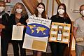 Die Studierenden Celine Segert, Ann-Marie Grohmann, Heiner Ullmann, Barbara Bergenthaler gingen auf Spurensuche der jüdischen Familie  Freudenberger und erstellten eine taktile Weltkarte der in aller Welt verteilten Nachfahren. Auf dem Foto sind (von links) auch die Lehrerin des BFW im Ruhestand und Mitglied des Bayerischen Blinden- und Sehbehindertenbundes, Barbara Mergenthaler, und Veitshöchheims Behindertenbeauftragte Christina Feiler.
