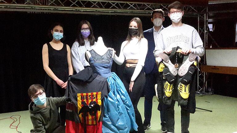 Apropos Fairtrade: 'Upcycling' nennt man das, wenn alte Kleidungsstücke zerschnitten und daraus neue gemacht werden. Schülerinnen und Schüler des Franz-Miltenberger-Gymnasiums in Bad Brückenau hatten im Februar 2022 eine Modenschau mit solchen Kleidungsstücken organisiert. Apropos Fairtrade: 'Upcycling' nennt man das, wenn alte Kleidungsstücke zerschnitten und daraus neue gemacht werden. Schülerinnen und Schüler des Franz-Miltenberger-Gymnasiums in Bad Brückenau hatten im Februar 2022 eine Modenschau mit solchen Kleidungsstücken organisiert.