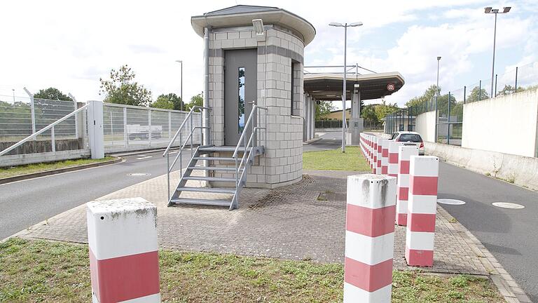 Die militärische Sperranlage am Kessler Field steht bis heute, sie wird in den nächsten Jahren abgerissen, wenn die Bebauung für das neue Wohngebiet beginnt. Die militärische Sperranlage am Kessler Field steht bis heute, sie wird in den nächsten Jahren abgerissen, wenn die Bebauung für das neue Wohngebiet beginnt.