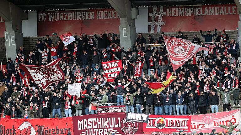 Kickers Ultras auf einem Spiel der Würzburger Kickers gegen Viktoria Aschaffenburg im März 2023. Kickers Ultras auf einem Spiel der Würzburger Kickers gegen Viktoria Aschaffenburg im März 2023.
