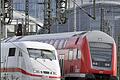 Züge der Deutschen Bahn       -  Ein ICE (l) und ein Regionalzug der Deutschen Bahn fahren in den Hauptbahnhof von Frankfurt am Main ein. Die GDL will höhere Löhne für für rund 21 500 Lokführer. Foto: Boris Roessler