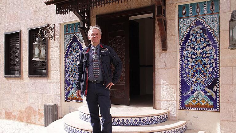 Rhönballon Jordanien       -  Zu Besuch beim Halbbruder des Königs: Georg Leupold vor dem Königspalast in der jordanischen Hauptstadt Amman.