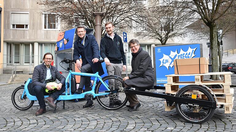 Das blaue Lastenfahrrad des Stadtjugendrings wird künftig nicht nur das Sofa transportieren, auf dem junge Leute Platz nehmen, um zu artikulieren, wo sie beim Thema Schweinfurt der Schuh drückt. Auch kleine Transporte, wie sie zum Beispiel bei der kommunalen Jugendarbeit erledigt werden müssen, werden damit gemacht. Darüber freuen sich (von links) Thorsten Schubert (kommunale Jugendarbeit), Oberbürgermeister Sebastian Remelé, Tobias Freibott (stellvertretender Vorsitzender des Stadtjugendrings) und Sozialreferent Jürgen Montag.