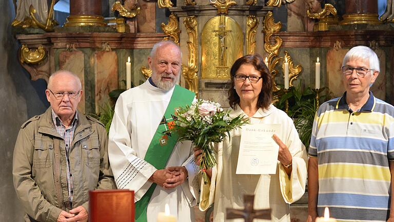 Ruth Hartmann (3. von links) beendete ihre aktive Zeit als Wortgottesdienstleiterin in Trimberg. Mit ein bisschen Wehmut verabschiedeten sie dankend (von links) Küster Ludwig Eichenmüller, Diakon Dr. Klaus Eckert und Küster Alfred Dillinger. - Ruth Hartmann (3. von links) beendete ihre aktive Zeit als Wortgottesdienstleiterin in Trimberg. Mit ein bisschen Wehmut verabschiedeten sie dankend (von links) Küster Ludwig Eichenmüller, Diakon Dr. Klaus Eckert und Küster Alfred Dillinger. Ruth Hartmann (3. von links) beendete ihre aktive Zeit als Wortgottesdienstleiterin in Trimberg. Mit ein bisschen Wehmut verabschiedeten sie dankend (von links) Küster Ludwig Eichenmüller, Diakon Dr. Klaus Eckert und Küster Alfred Dillinger. - Ruth Hartmann (3. von links) beendete ihre aktive Zeit als Wortgottesdienstleiterin in Trimberg. Mit ein bisschen Wehmut verabschiedeten sie dankend (von links) Küster Ludwig Eichenmüller, Diakon Dr. Klaus Eckert und Küster Alfred Dillinger.